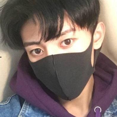 男戴口罩吃瓜,男士戴口罩吃瓜的趣味瞬间