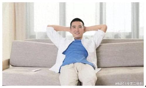 父母吃瓜儿子见女友,父母吃瓜，儿子见女友的温馨瞬间