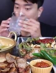 韩国吃货小哥吃蒲瓜