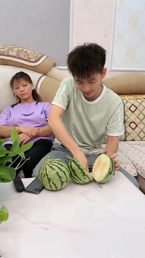 小孩把瓜给妈妈吃,小童瓜果献母恩