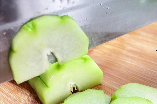 俩老人吃瓜互动,两位老人共享悠闲时光